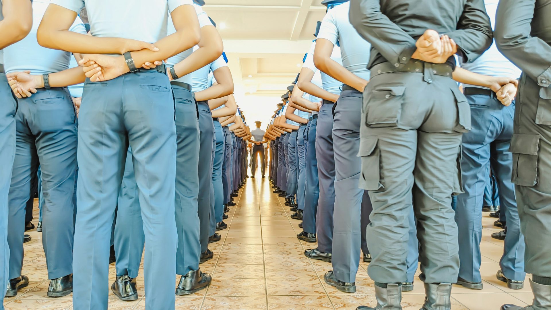 Un grupo de hombres uniformados de pie uno al lado del otro.